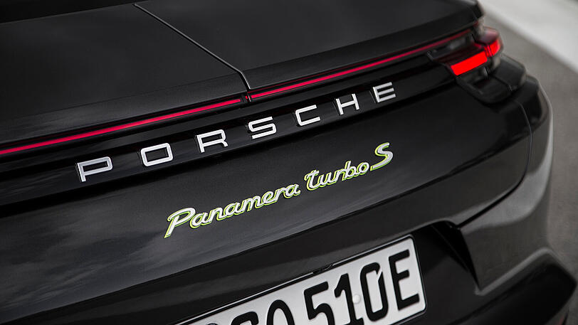 Kennzeichen E: Das Nummernschild weist auf den Hybridantrieb des neuen Panamera-Spitzenmodells hin.
