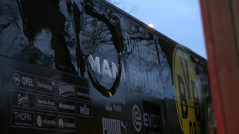 Der BVB-Bus wurde nach Vereinsangaben an zwei Stellen beschädigt. Auf Bildern war zu erkennen, dass die hinterste Scheibe auf der rechten Seite zersplittert war.