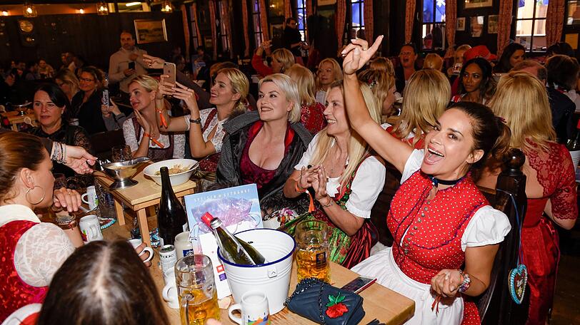 Die VIP-Ladies in Rot auf der Red Damen Wiesn sammeln Geld für den guten Zweck.