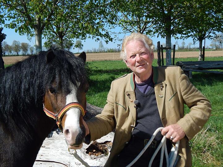 Gregor &ndash; der hessische Cowboy

Alter: 66

Sternzeichen: Waage

Region: Hessen, Mittelhessen

Betrieb: Ackerbaubetrieb und Pferdepension im Haupterwerb, 30 Hektar Grün- und Ackerland, ein Morgen Wald, ein Teich, Kutschfahrten, 13 Pferde (drei eigene, zehn Pensionspferde), ein Hund, vier Katzen, Vermietung von zwölf Ferienwohnungen Umfeld: lebt allein auf dem Hof