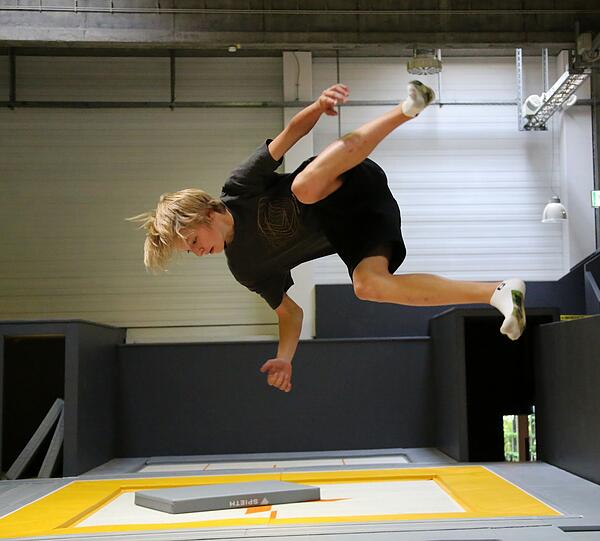 Waagerecht in der Luft: Der 15-jährige Matteo testet das Trampolin im Gravity Lab.