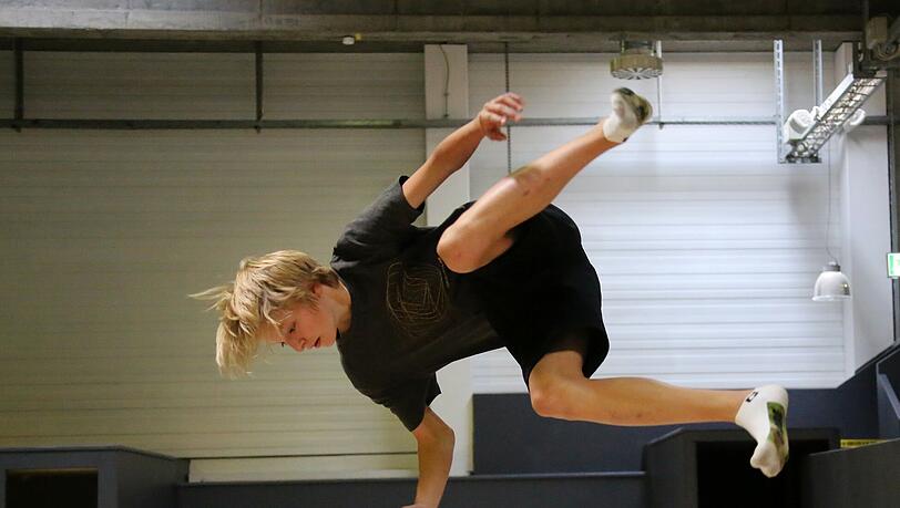 Waagerecht in der Luft: Der 15-jährige Matteo testet das Trampolin im Gravity Lab. Waagerecht in der Luft: Der 15-jährige Matteo testet das Trampolin im Gravity Lab.