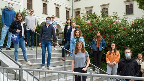 Die Initiative gegen das "Donaulied" um Corinna Schütz (v., Mitte) hat 790 Unterschriften gebraucht, auf 1.800 gehofft -und über 36.000 bekommen.