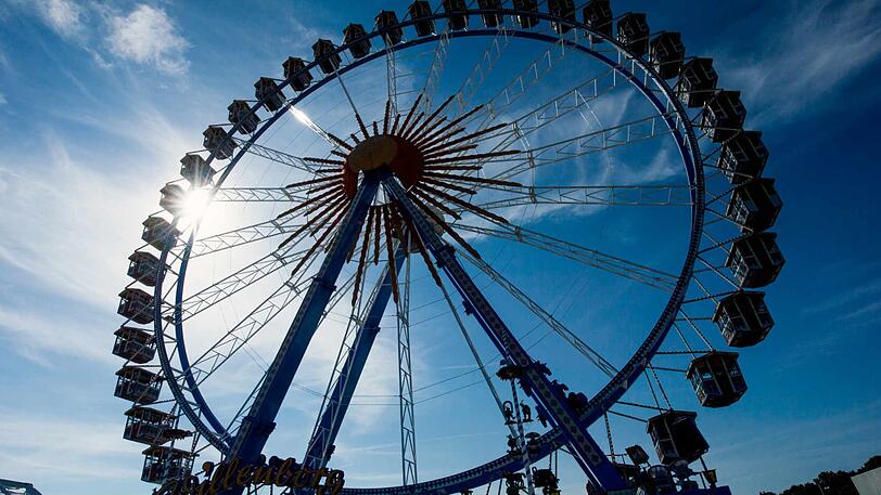 Einmal die Woche kann man vom Riesenrad aus der Blasmusik zuhören.