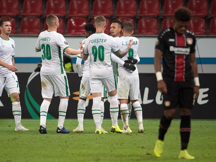 Die Ludogorez-Spieler feiern das 1:0 in Leverkusen.