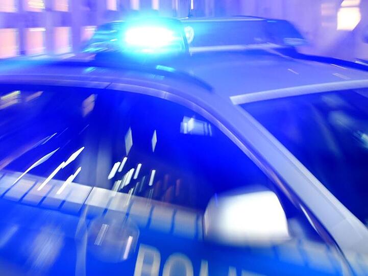 Ein Streifenwagen der Polizei steht mit eingeschaltetem Blaulicht auf der Straße. Foto: Carsten Rehder/dpa/Archiv