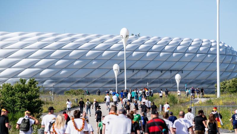 Fußballfans strömen zum Stadion in München.