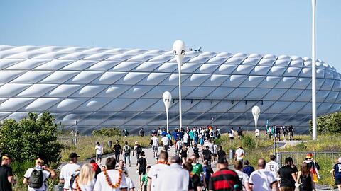 Fußballfans strömen zum Stadion in München.