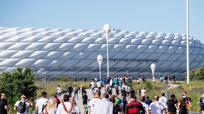 Fußballfans strömen zum Stadion in München.