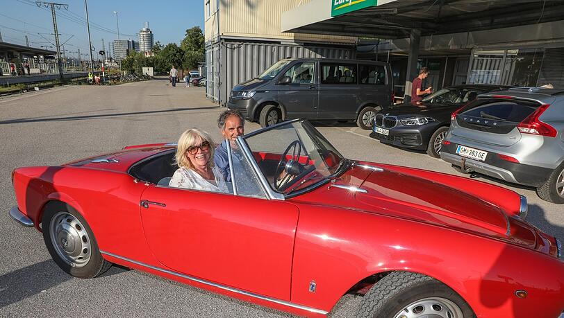 Judith und Martin in ihrem roten Alfa Romeo.