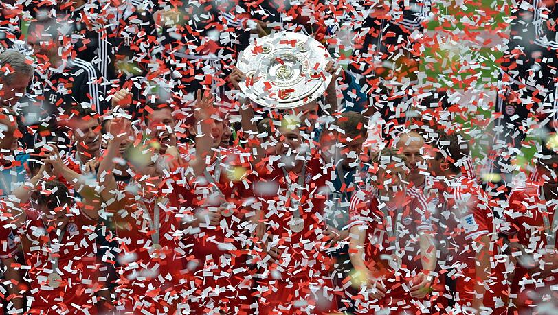 Die Spieler des FC Bayern München jubeln 2013 mit der Meisterschale.