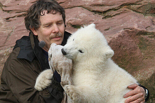 Solche Bilder mit Eisbären-Mädchen &bdquo;Flocke&ldquo; machten Tierpfleger Horst Maußner berühmt.