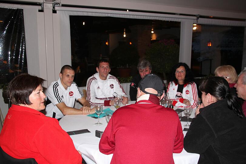Geballte Erfahrung bekamen die Fans am Tisch von Timmy Simons (l.) und Keeper Raphael Schäfer.