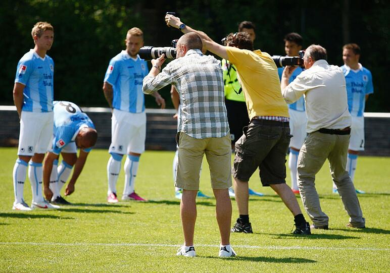 Die aktuellen Löwentrikots mit neuem Hauptsponsor: "Think Blue" - ganz nach dem Motto des TSV 1860 München.