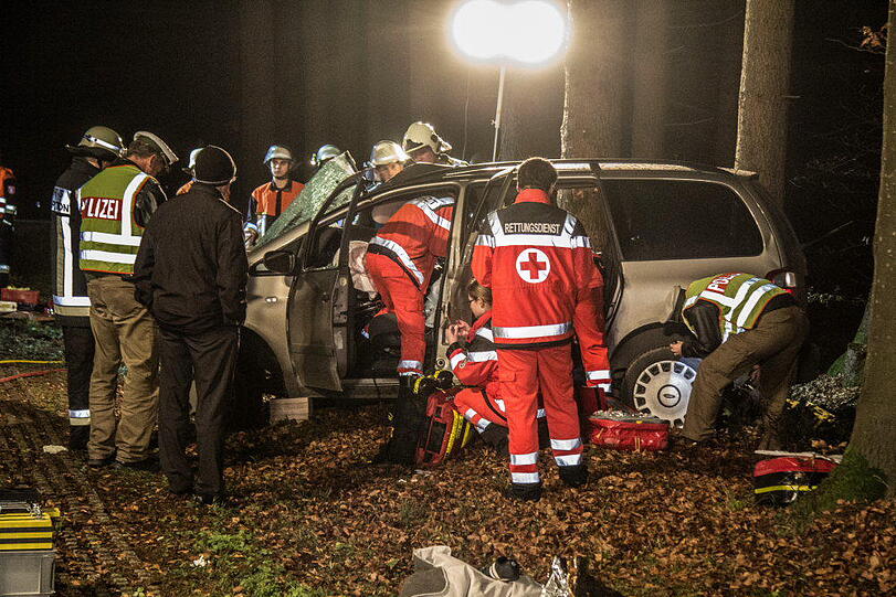 Eine Fahranfängerin verunglückte am Mittwochabend mit einer Beifahrerin im Waldstück bei Pallin, weil das Heck ausbrach. Beide wurden schwer verletzt. Das Auto wurde komplett beschädigt.
