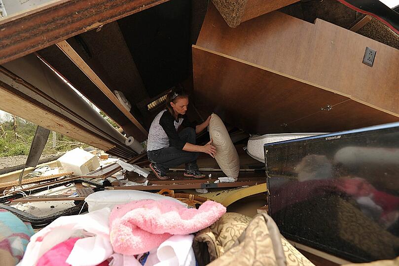 Andrea Jones aus Mayflower sucht in den Ruinen, die einmal das Zuhause ihrer Freunde waren, nach Dingen, die sich noch verwenden lassen. Viel hat der Tornado den Bewohnern aber nicht gelassen.