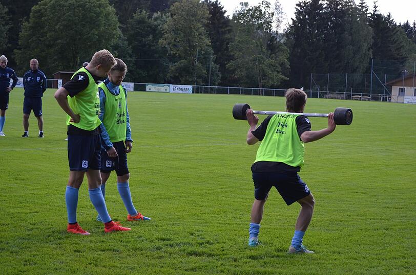 Trainer Torsten Fröhling und Co. in der Saisonvorbereitung bei der Arbeit - der TSV 1860 hat sein erstes Trainingslager in Bodenmais aufgeschlagen.