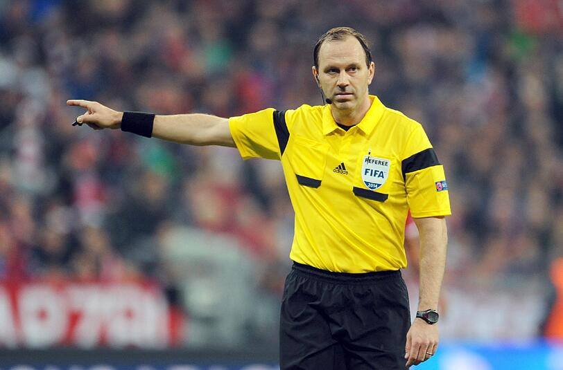 Schiedrichter Jonas Eriksson aus Schweden leitet das Spiel der Bayern gegen Piräus.