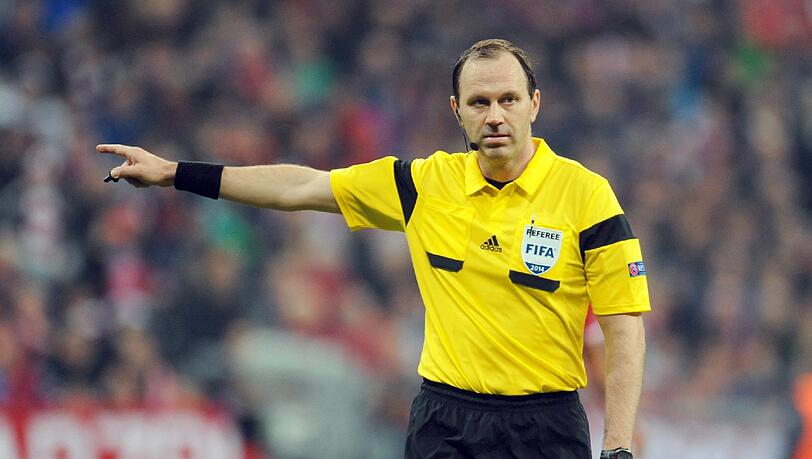 Schiedrichter Jonas Eriksson aus Schweden leitet das Spiel der Bayern gegen Piräus. Schiedrichter Jonas Eriksson aus Schweden leitet das Spiel der Bayern gegen Piräus.