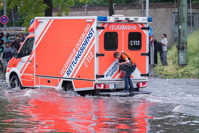 Auf strahlenden Sonnenschein folgten am Dienstag in weiten Teilen Deutschlands heftige Gewitter, welche Straßen überschwemmten und Dächer zum Einsturz brachten - die Bilder.