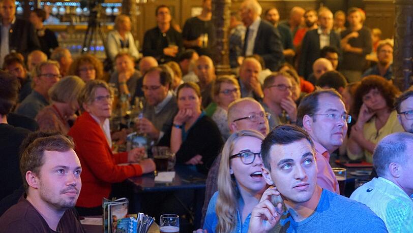 Gedrückte Stimmung bei der Wahlparty der SPD im Wirtshaus am Schlachthof in München.