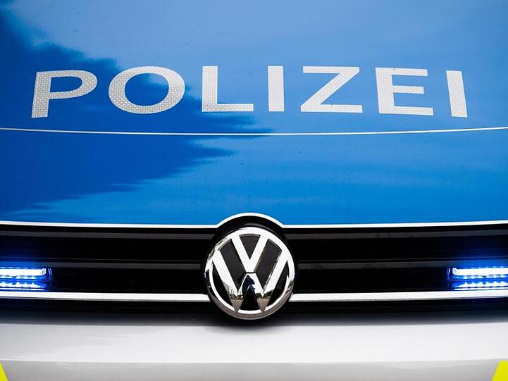 Blaulichter leuchten an einer Polizeistreife. Foto: Lino Mirgeler/dpa/Archivbild