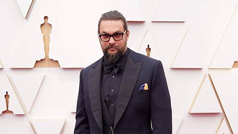 Jason Momoa auf dem roten Teppich bei der 94. Oscarverleihung. Der Schauspieler trug ein Einstecktuch in den Farben der ukrainischen Flagge.