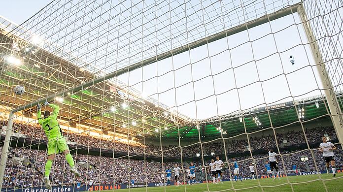 Während der Partie haben 15 Personen ein FIFA-kritisches Banner gezeigt und sollen daraufhin von der Polizei festgesetzt worden sein.