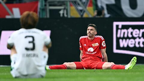 Unions Robin Gosens (r) hatte auch schon mal bessere Laune: Gegen Gladbach reichte es nur für ein 0:0.