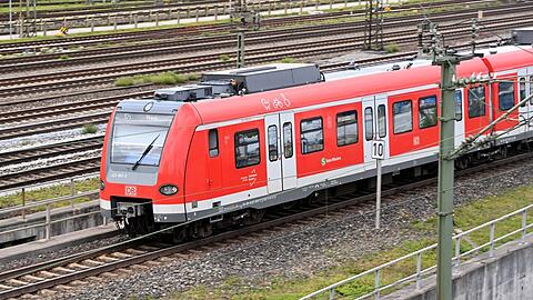 Die S-Bahn München warnt vor einem gefährlichen Trend. Es gab vermehrt schwere Unfälle, bei denen Jugendliche mit Oberleitungen in Kontakt kamen.