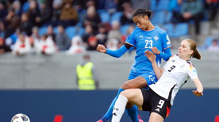 Die deutschen Fußballerinnen um Sjoeke Nüsken (r) unterlagen in Island.