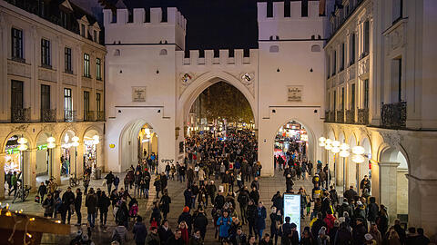 Am ersten Adventwochenende sind zahlreiche Menschen in der Kaufingerstraße in der Landeshauptstadt Bayerns unterwegs.