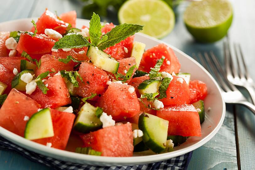 Doch nicht nur mit Getränken kann der Körper Flüssigkeit aufnehmen, sondern auch mit Nahrung wie etwa Suppen. Einige Gemüsesorten haben ebenfalls einen hohen Gehalt an Wasser (Gurken, Tomaten), ebenso gewisse Obstsorten (Melonen, Zitrusfrüchte). Dennoch ist Wasser trinken besser, als sich auf wasserreiches Gemüse zu verlassen. Als Routine sollten Sie einführen, bei jeder Mahlzeit ein Glas Wasser zu trinken. Doch nicht nur mit Getränken kann der Körper Flüssigkeit aufnehmen, sondern auch mit Nahrung wie etwa Suppen. Einige Gemüsesorten haben ebenfalls einen hohen Gehalt an Wasser (Gurken, Tomaten), ebenso gewisse Obstsorten (Melonen, Zitrusfrüchte). Dennoch ist Wasser trinken besser, als sich auf wasserreiches Gemüse zu verlassen. Als Routine sollten Sie einführen, bei jeder Mahlzeit ein Glas Wasser zu trinken.