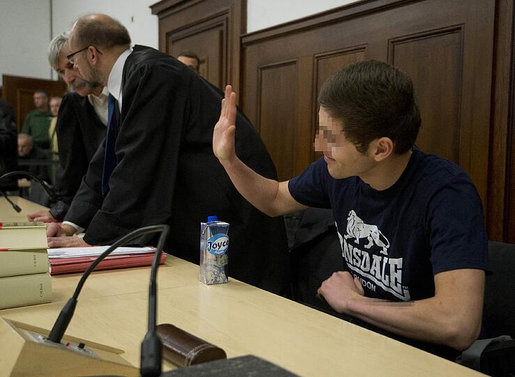 Prozessauftakt in Nürnberg: Die Verteidigung hält den Totschlagsvorwurf für übertrieben, zumal aus ihrer Sicht nicht bewiesen ist, dass ihr Mandant zugestochen hat.