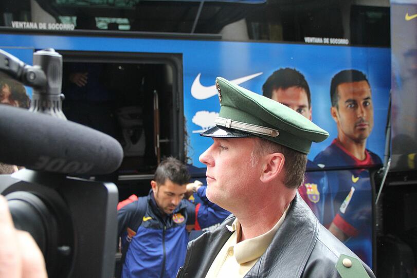 Hier kommt der FC Barcelona in München am Bayerischen Hof an. Die Bilder