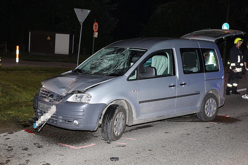 Tragischer Zusammenstoß in Altenmarkt: Ein VW Caddy erwischt am frühen Samstagmorgen einen Fußgänger frontal.