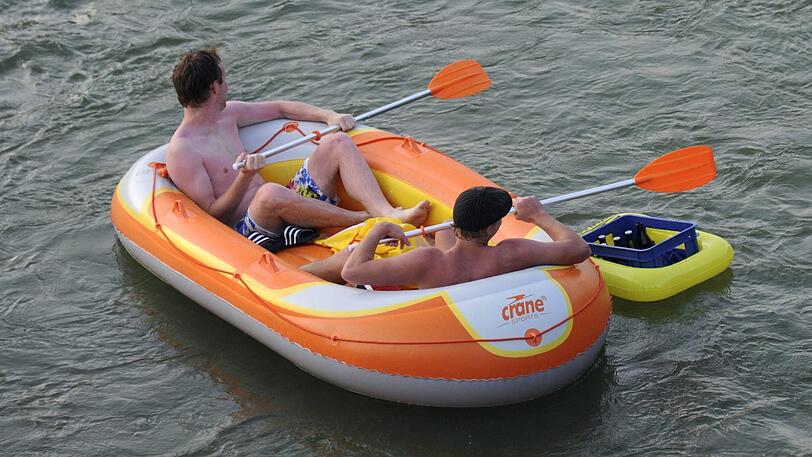 Knapp drei Monate lang war das Bootsfahren auf der Isar streckenweise verboten. (Symbolbild)