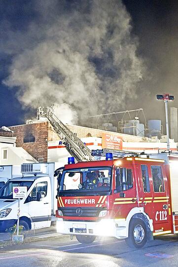 Um das Feuer zu löschen, muss die Feuerwehr das Dach der Schlachthof-Halle mit einer Spezialsäge  aufschneiden.