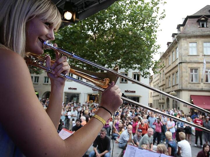 Posaunistin Zarah Bruhn spielt mit ihrer Band "Fat Bop" beim Blues- und Jazzfestival in Bamberg auf dem Maxplatz. Foto: David Ebener/Archiv