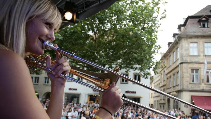 Posaunistin Zarah Bruhn spielt mit ihrer Band "Fat Bop" beim Blues- und Jazzfestival in Bamberg auf dem Maxplatz. Foto: David Ebener/Archiv Posaunistin Zarah Bruhn spielt mit ihrer Band "Fat Bop" beim Blues- und Jazzfestival in Bamberg auf dem Maxplatz. Foto: David Ebener/Archiv