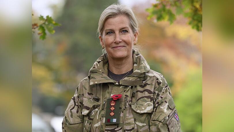 Herzogin Sophie beobachtet Soldaten bei einem nach ihr benannten Wettkampf der Armee. Herzogin Sophie beobachtet Soldaten bei einem nach ihr benannten Wettkampf der Armee.