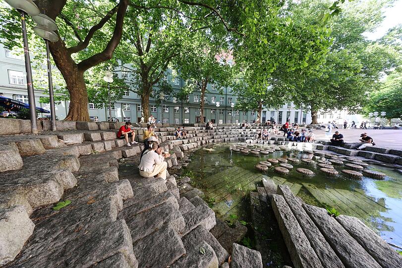 Der Wasserpilz-Brunnen vor der Frauenkirche. Der Wasserpilz-Brunnen vor der Frauenkirche.