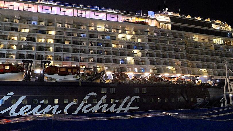 Das Kreuzfahrtschiff "Mein Schiff 3" ist in Bremerhaven mit zwei Containerschiffen zusammengestoßen. Das Kreuzfahrtschiff "Mein Schiff 3" ist in Bremerhaven mit zwei Containerschiffen zusammengestoßen.