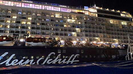 Das Kreuzfahrtschiff "Mein Schiff 3" ist in Bremerhaven mit zwei Containerschiffen zusammengesto&szlig;en.