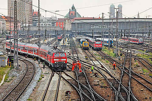 Die mangelnde Pünktlichkeit der Züge und der Service der Bahn sind ein Dauerärgernis für Pendler und Fernreisende.