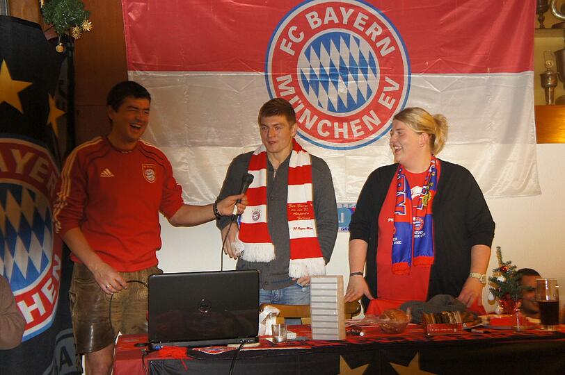 Weihnachtsüberraschung: Die Bayern-Stars Rafinha, Badstuber, Kroos, Boateng & Co. waren am Wochenende bei zahlreichen Fanklubs zu Besuch - und als Präsent hatten sie nach dem 4:1-Sieg gegen Werder Bremen sogar die Tabellenführung im Gepäck: Die Bilder.