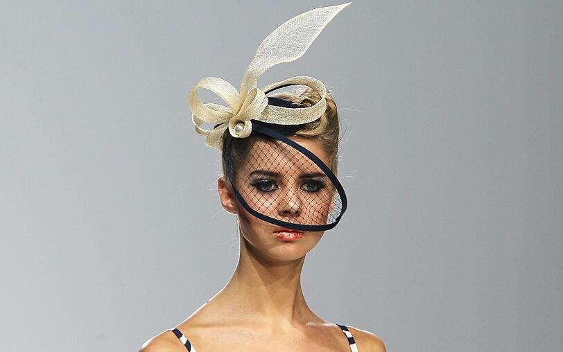 In Moskau findet vom 24. - 28. Oktober die Volvo Fashion Week statt. Schöne Frauen, schrille Outfits und jede Menge Glamour. Die Bilder von der Fahsion Week.