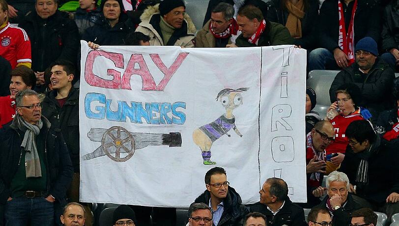 Dieses dümmliche Plakat wurde von der Uefa bestraft. Dieses dümmliche Plakat wurde von der Uefa bestraft.