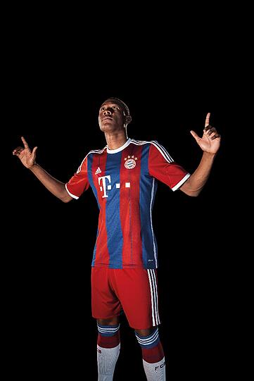 Rot-Blaue Streifen, "Mia san Mia" im Nacken: Das neue Heimtrikot des FC Bayern. Die Bilder...