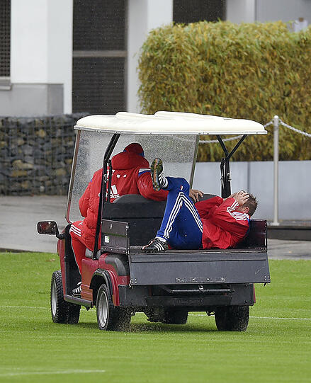 Der FCB-Schock in Bildern - hier wird der verletzte Philipp Lahm beim Training abtransportiert!